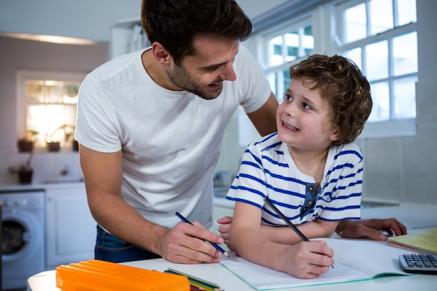 Vader zoon helpen met huiswerk