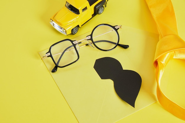 Vaderdag concept creatieve bril speelgoedauto mockup briefkaart