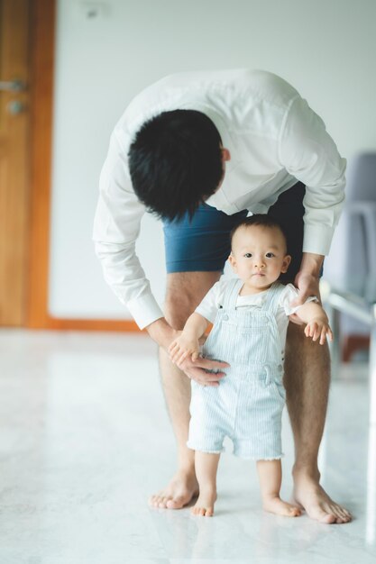 Vaderdag concept gelukkig en glimlachend kind of dochter persoon die plezier en liefde heeft met familie ouder samen thuis vaderschap concept door vader met jeugdactiviteit levensstijl