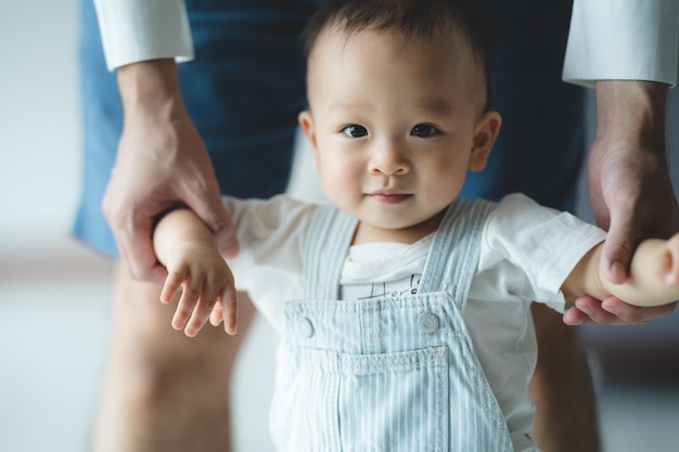 Vaderdag concept gelukkig en glimlachend kind of dochter persoon die plezier en liefde heeft met familie ouder samen thuis vaderschap concept door vader met jeugdactiviteit levensstijl