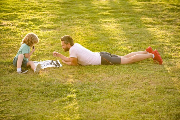 Vaderdag. familie portret. ouderschap en kindertijd. schaakmat. samen tijd doorbrengen