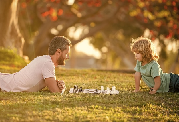 Vaderdag gelukkig gezin ouderschap en schaakmat uit de kindertijd samen tijd doorbrengen