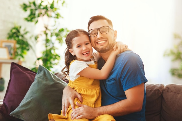 Vaderdag Gelukkige familie dochter omhelst zijn vader