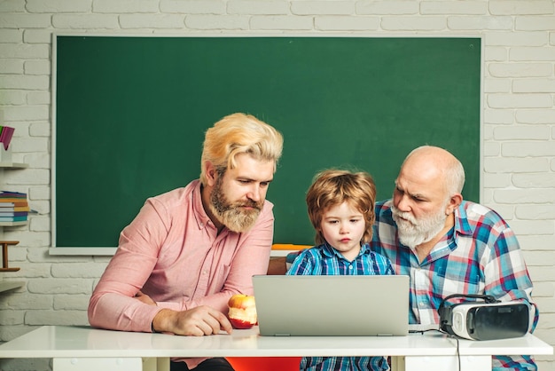 Vaderdag Leraar ouders helpen kind leerling studeren in klas Ouderschap en kinderen concept