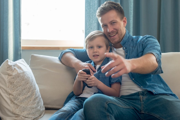 Vaderdag vader en zoon kijken naar de tv