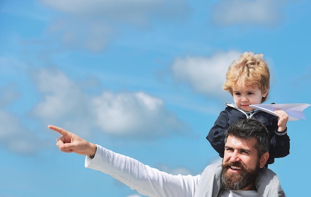 Foto vaderdag vader geeft zoon ritje terug in park grappige tijd