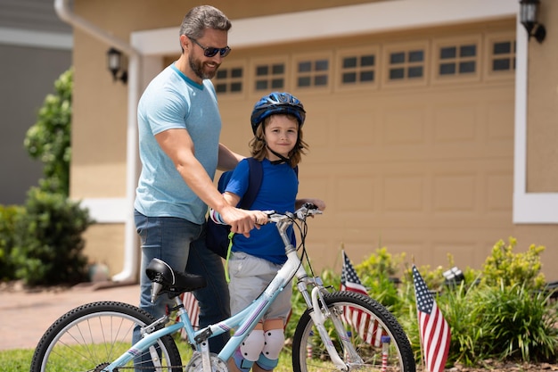 Vaderdag vader leert zoon fietsen vader en zoon fietsen op de fiets op zomerdag vader s