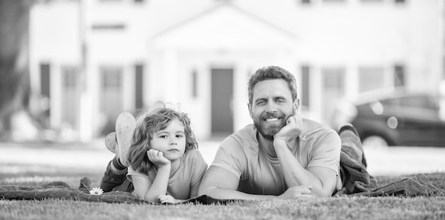 Vaderdag vriendelijke vader en zoon plezier in park familie waarde jeugd