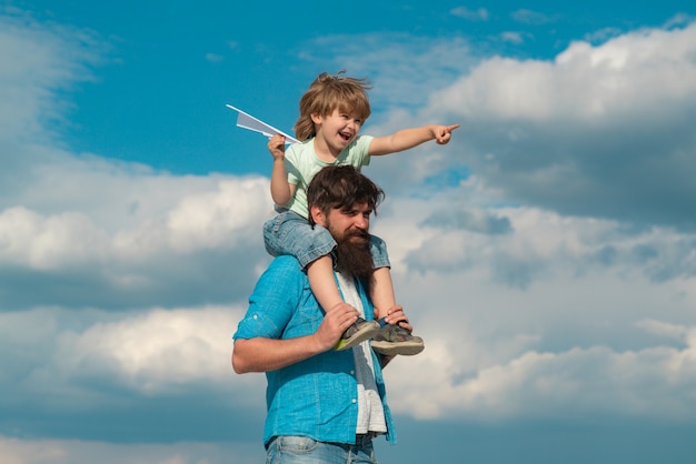 Vaderdag zorgeloze gelukkige familie vader en kind op weide met een vlieger in de zomer op de natuur...