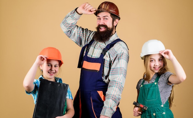 Vaderdag Zusters helpen vader bouwer Verbouwing huis Creëer kamer die je echt wilt leven Volg vader Dream team Vader bouwer en kinderen meisjes repareren huis Leer dochter Informeel onderwijs