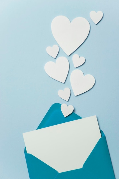 Vaderdagkaartmodel Blauwe envelop blanco witte kaart en harten