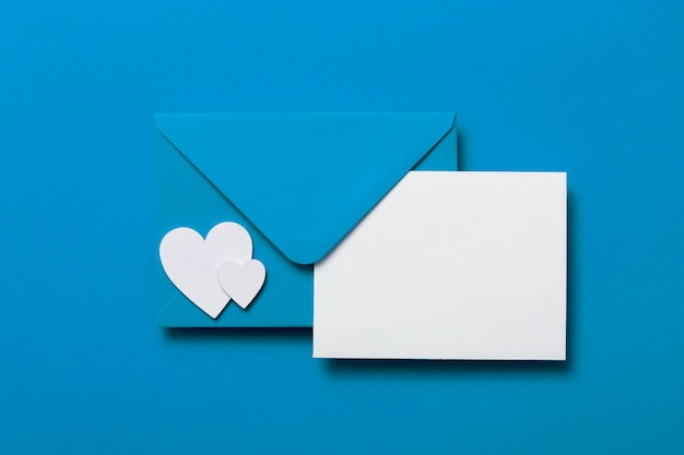 Vaderdagkaartmodel Blauwe envelop blanco witte kaart en harten