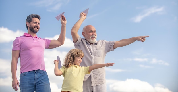 Vaderdagkind dat plezier heeft met speelgoedvliegtuig mannen generatie familie met drie verschillende generaties leeftijd