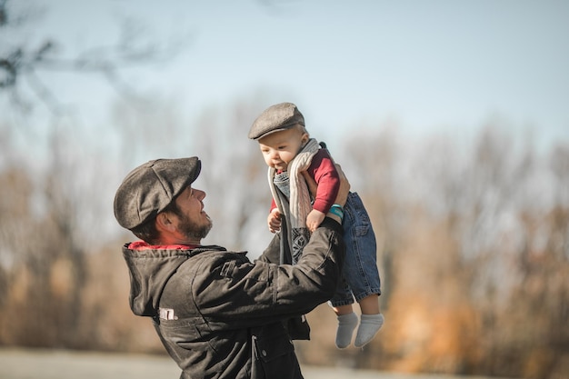 Vadersdag Broers en hun vader genieten van tijd samen in de natuur Echt gezinsmoment