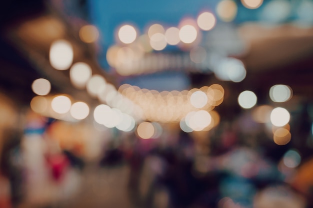 Vage achtergrond bij de mensen die van het de marktfestival van de nacht op weg lopen.