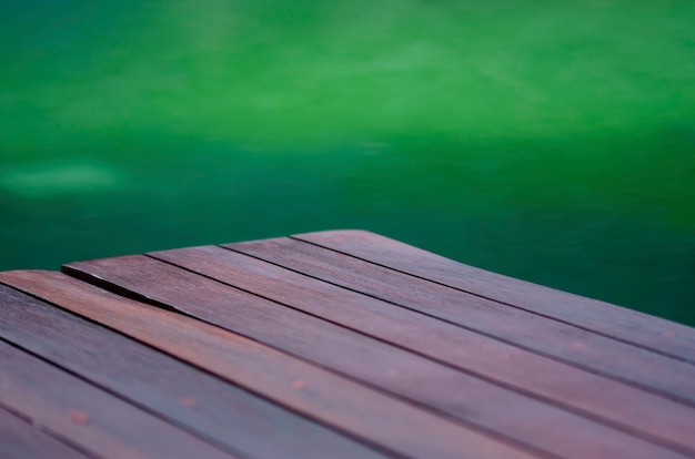 Vage houten vloer met groene vage patroonachtergrond