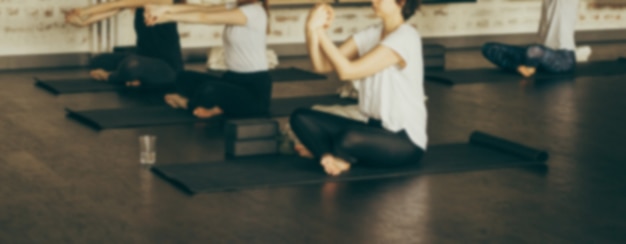 Vage websitebanner met mensen die yoga in yogastudio doen