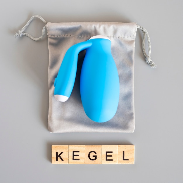 Vaginale kegel slimme trainer. home interactief trainingssysteem Kegel-oefeningen voor het versterken van de bekkenbodem en het verbeteren van de controle over de blaas. het concept van sekstechnologie voor de gezondheid van vrouwen. banier