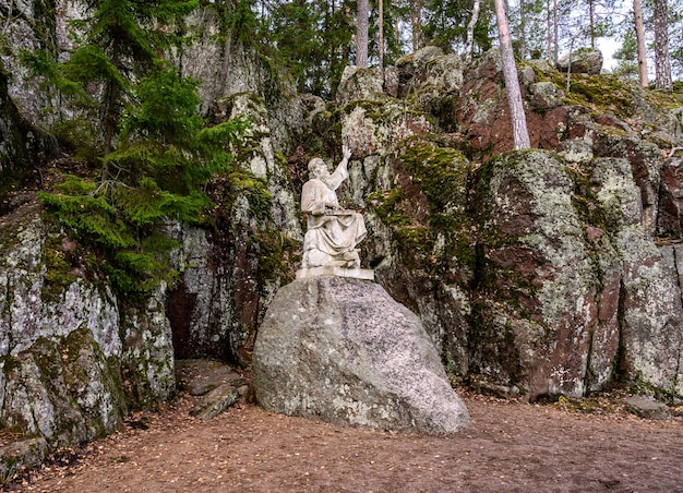 서사시 Kalevala Vyborg Monrepos 공원의 영웅의 칸텔레 동상에서 연주하는 Vainamoinen