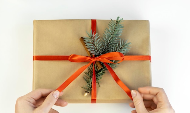 Vak met decor op een witte achtergrond Christmas gift wrapping concept Van bovenaf bekijken