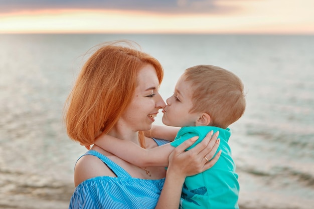 Foto vakantie aan zee. een gezin loopt langs het strand. familie hand in hand