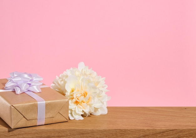 Vakantie compositie op een roze achtergrond verjaardagscadeau en feest bloemen romantische verrassing