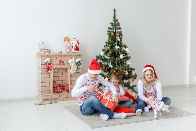 Vakantie en cadeautjes concept - portret van een gelukkige familie die geschenken opent met Kerstmis.