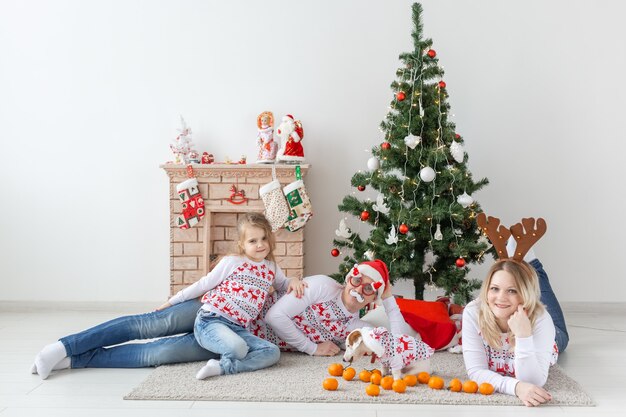 Vakantie en feestelijk concept - Gelukkig familieportret door kerstboom.