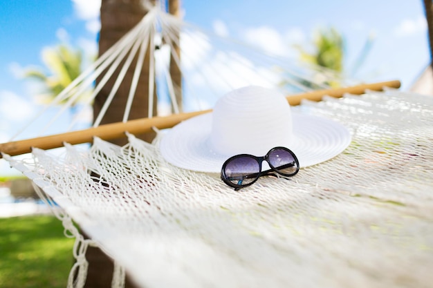 vakantie en vakantieconcept - foto van hangmat met witte hoed en zonnebril