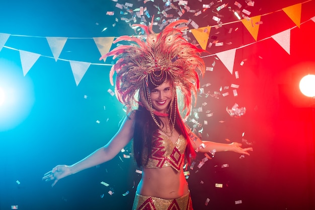 Vakantie, feest, dans en nachtleven concept - Mooie vrouw gekleed voor carnavalavond