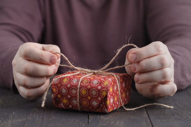 Foto vakantie geschenkdoos aanwezig in handen van de mens