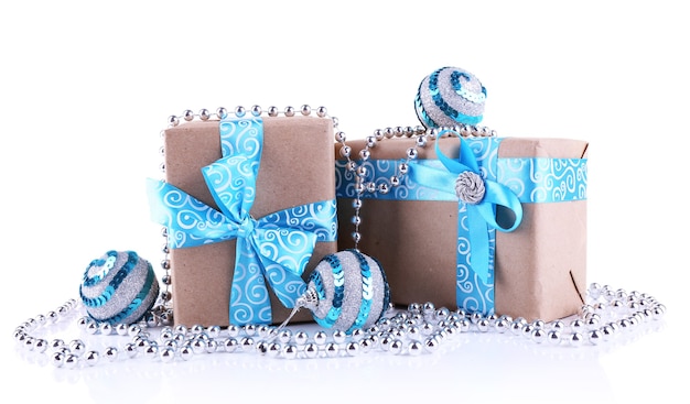 Vakantie geschenkdozen versierd met blauw lint geïsoleerd op wit