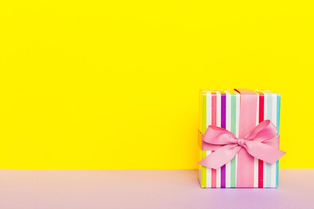 Vakantie handgemaakt cadeau gebonden roze lint boog bovenaanzicht met kopie ruimte Plat lag vakantie achtergrond Verjaardag of kerstcadeau Kerstcadeau box concept met kopie ruimte