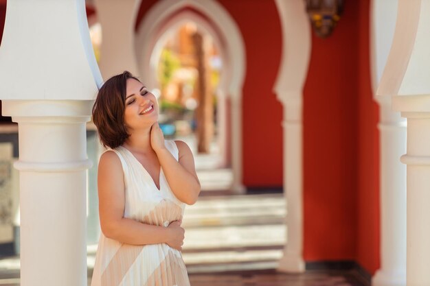 Vakantie in een warme Arabier. landportret van mooie glimlachende vrouw in lange jurk