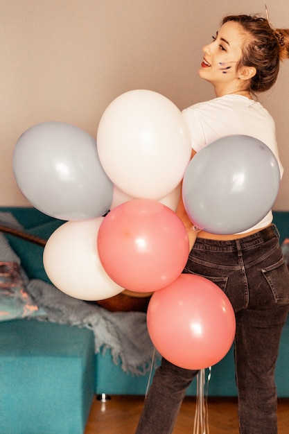 Vakantie. Jong meisje met ballonnen. In Kamer. Partij. Gefeliciteerd.