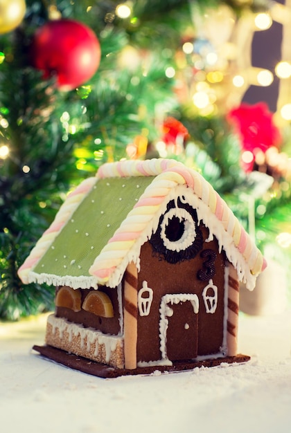 vakantie, kerst, bakken en snoep concept - close-up van mooie peperkoek huis op tafel