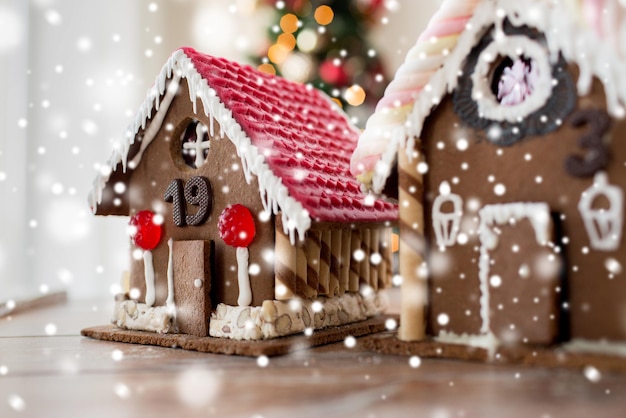 vakantie, kerst, bakken en snoep concept - close-up van mooie peperkoek huizen thuis