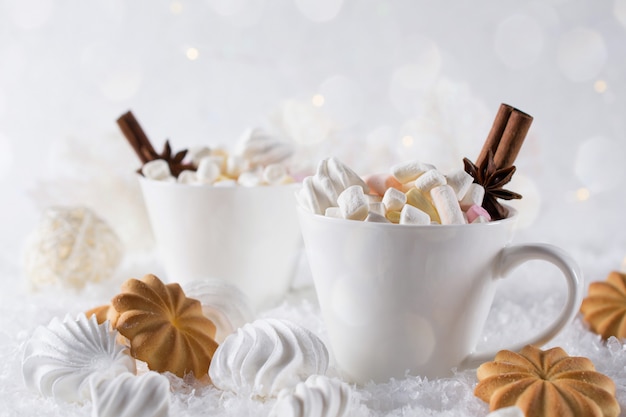 Vakantie kopje cacao met marshmallow of koffie met kruiden en huiskoekjes.