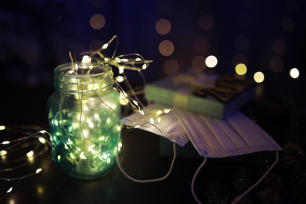 Vakantie led-lichtslinger in pot met nummer 2021 Kerst nieuwjaar vakantie viering concept Kopieer ruimte