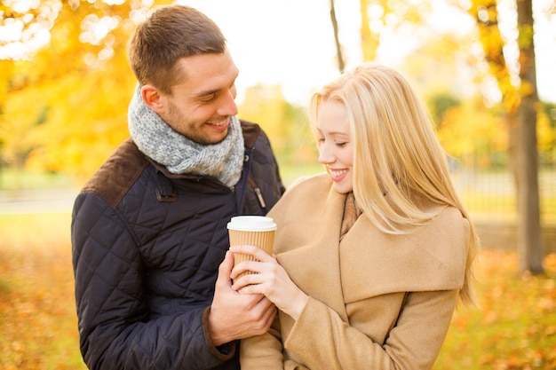 vakantie, liefde, reizen, toerisme, relatie en datingconcept - romantisch koppel in het herfstpark