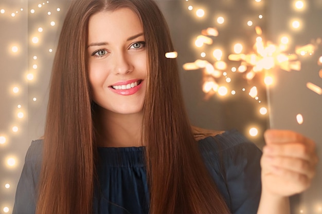 Vakantie magische kerst- en nieuwjaarsviering gelukkige vrouw met sterretjes