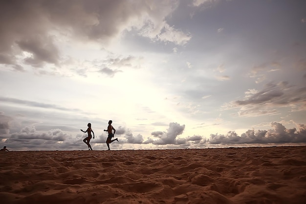 Vakantie, mensen rennen op het strand / zomervakantie, vakantie op zee, gelukkige mensen rusten