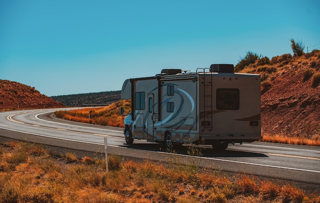 Foto vakantie op de american road 66 reizen in camper van familie vakantiereizen rv vakantiereis vakantie caravan of camper camper op een bergweg in amerika
