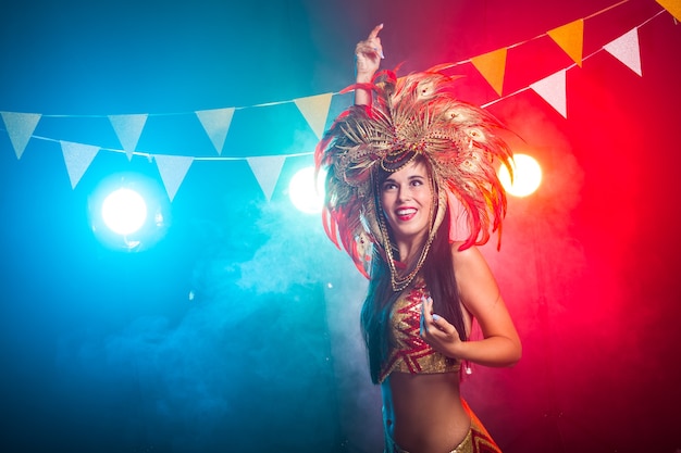 Vakantie partij dans en nachtleven concept mooie vrouw gekleed voor carnaval nacht