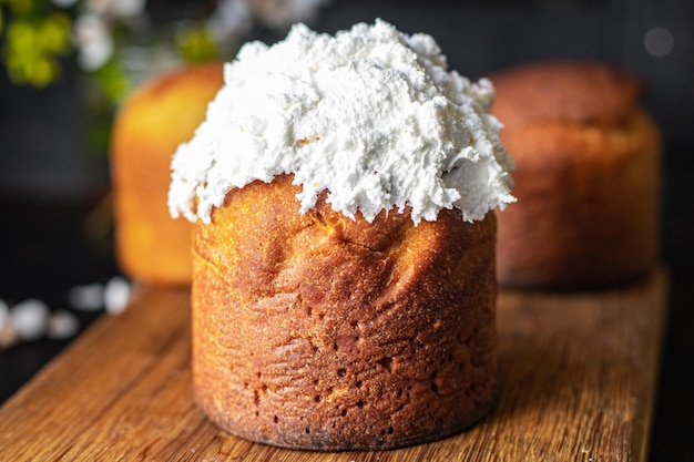 vakantie Pasen cake en paaseieren zoet brood dessert traktatie maaltijd eten snack op tafel