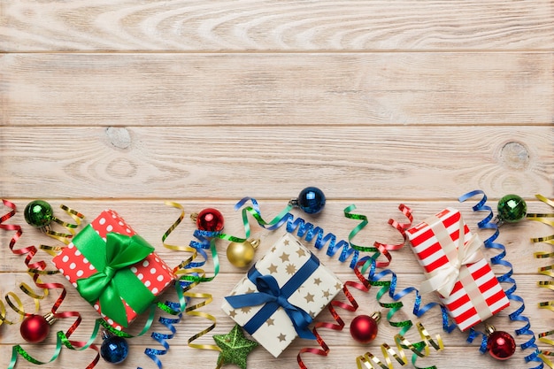 Foto vakantie plat lag met geschenkdozen verpakt in kleurrijk papier en vastgebonden versierd met confetti op gekleurde achtergrond. kerstmis, verjaardag, valentijn en verkoop concept, bovenaanzicht.