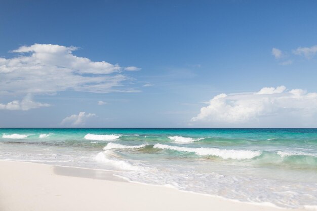 vakantie-, reis- en achtergrondconcept - blauwe zee of oceaan, wit zand en lucht met wolken