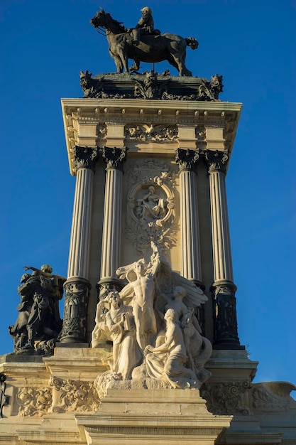 Vakantie, stenen monument met Ionische zuilen in de Jardin del Retiro in Madrid, Spanje