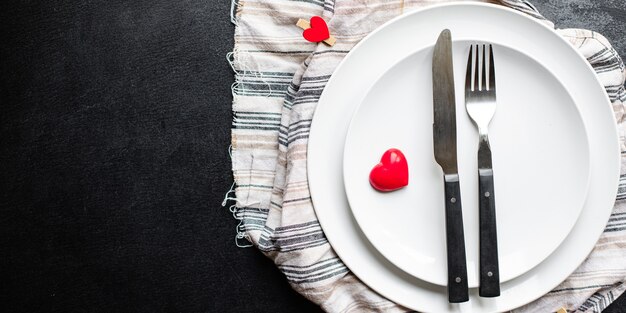 vakantie tafelgerei tafel feestelijke setting liefde plaat, vork, mes Valentijnsdag