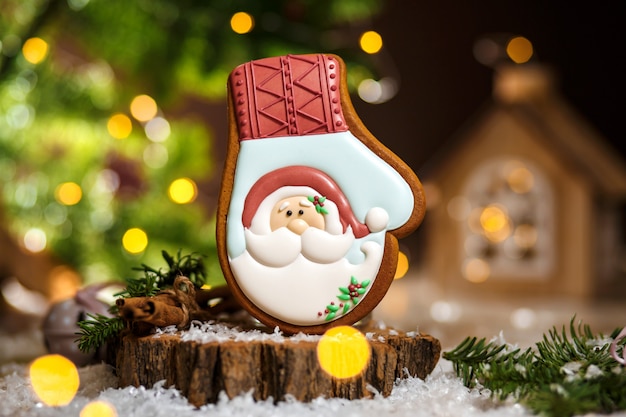 Vakantie traditionele gerechten bakkerij. peperkoek kerstman handschoen in gezellige warme decoratie met slinger lichten